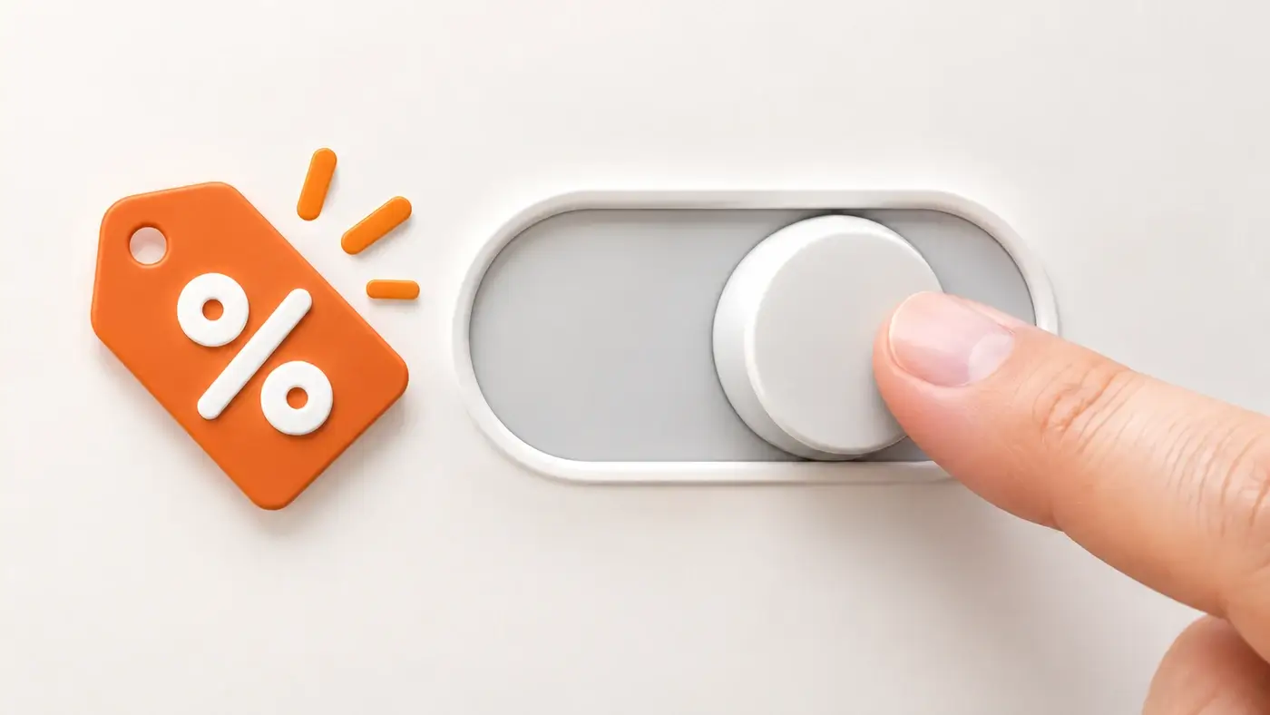 Finger legt einen Kippschalter auf Aus, daneben ein orangefarbenes Preisschild mit Prozentzeichen